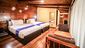 Habitación Deluxe con 1 cama matrimonial o 2 individuales, balcón, vista a la montaña | Ropa de cama hipoalergénica, edredón y tabla de planchar con plancha 
