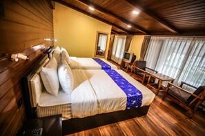 Quarto casal ou duplo luxo, sacada, vista para a montanha | Ferros/tábuas de passar roupa, Wi-Fi de cortesia