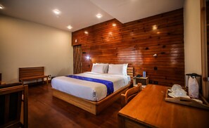 Quarto casal ou duplo luxo, sacada, vista para a montanha | Ferros/tábuas de passar roupa, Wi-Fi de cortesia
