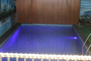 Una piscina cubierta