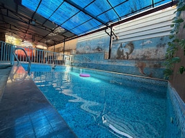 Swim-up bar
