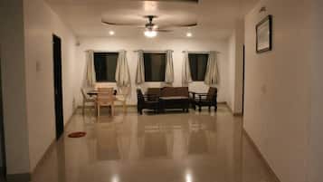 Deluxe Room | Dining room