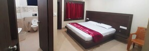 Deluxe-Doppelzimmer, Mehrere Betten, Klimaanlage | Allergikerbettwaren, Zimmersafe, Schreibtisch, schallisolierte Zimmer