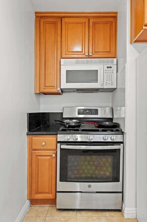 雪櫃、微波爐、焗爐、爐具