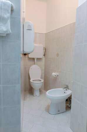 Shower, hair dryer, bidet, towels - Cozy apartment in Trieste for families and couples with kitchen and Wi-Fi (Trieste)