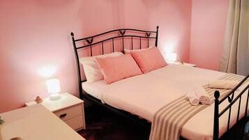 1 bedroom, desk, free WiFi, bed sheets