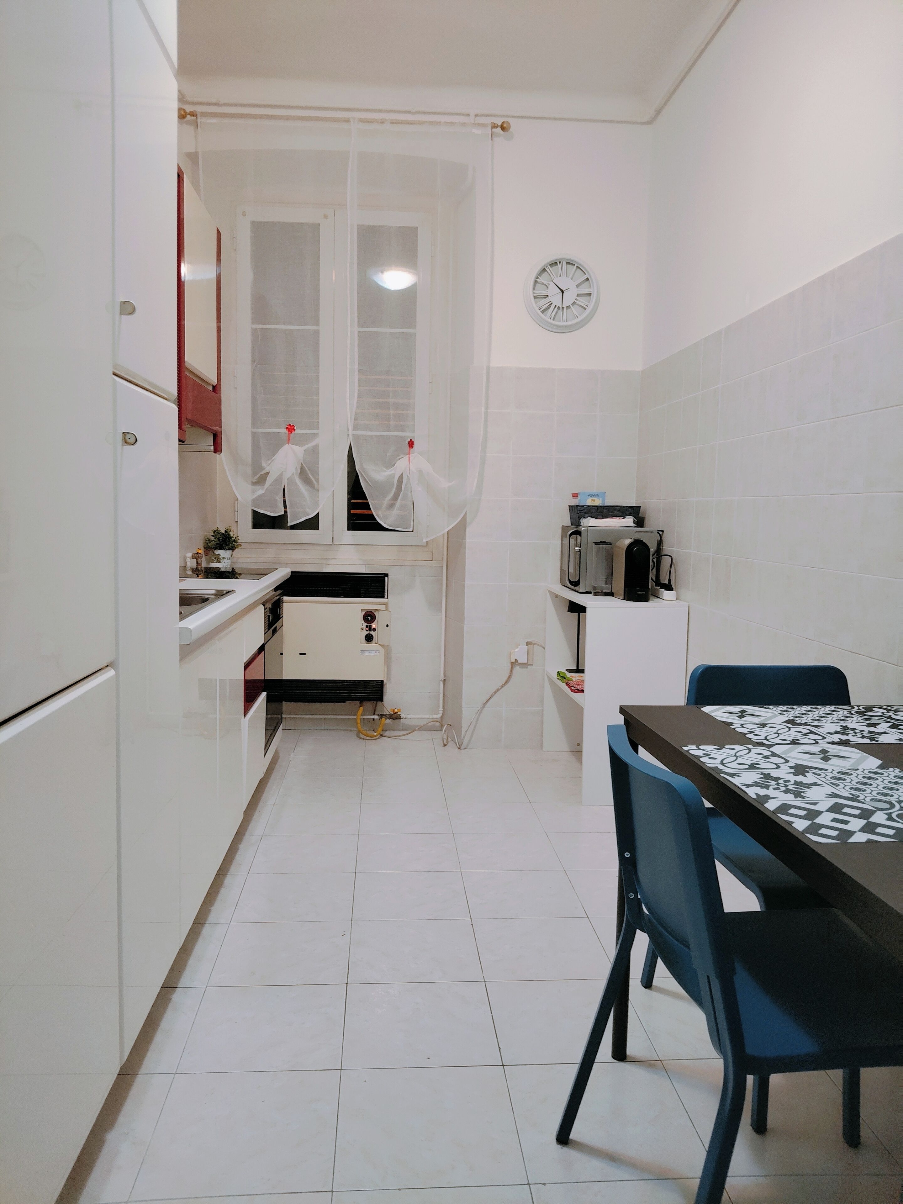 Kühlschrank, Mikrowelle, Herdplatte, Wasserkocher mit Kaffee-/Teezubehör