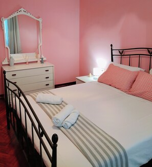 1 bedroom, desk, free WiFi, bed sheets