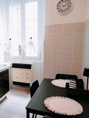 Dining - Cozy apartment in Trieste for families and couples with kitchen and Wi-Fi (Trieste)