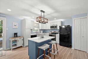 Réfrigérateur, four à micro-ondes, un four, surface de cuisson