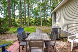 Outdoor dining - Nicely Updated Three Bedroom Home in Ocean Pines (Ocean Pines)