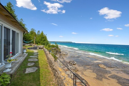 Seafari is a charming stone cottage on Georgian Bay with stunning bluff views, a flat rock shoreline, and a cozy bunkie. Perfect for relaxing, swimming, and exploring.