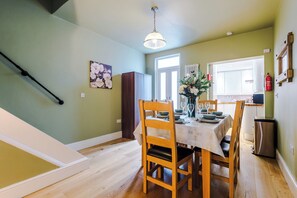 House | In-room dining