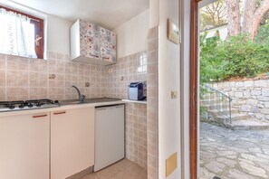 Fridge, oven, stovetop, high chair - The Terrace Overlooking the Bay of Marina di Campo (Marina di Campo)