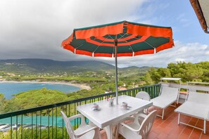 Outdoor dining - The Terrace Overlooking the Bay of Marina di Campo (Marina di Campo)