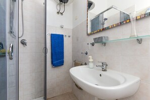 Shower, hair dryer, towels - The Terrace Overlooking the Bay of Marina di Campo (Marina di Campo)