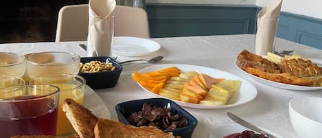 Se ofrece un desayuno continental (8 EUR por persona)