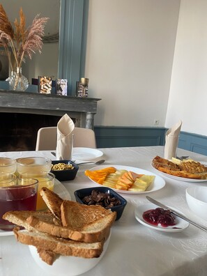 Daily continental breakfast (EUR 8 per person)