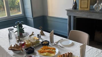 Tägliches kontinentales Frühstück (8 EUR pro Person)