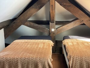 Neljän hengen comfort-huone, näköala pihalle