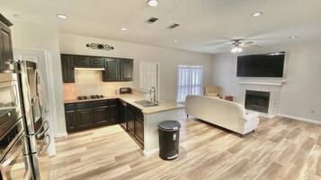 Een koelkast, een magnetron, een oven, een kookplaat