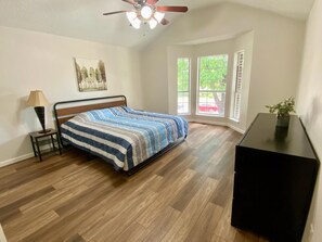 4 bedrooms, desk, iron/ironing board, free WiFi