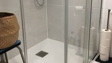 SĂšche-cheveux, serviettes fournies, savon