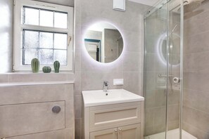 Shower, hair dryer, towels