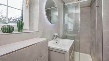 Dusch, hårtork och handdukar