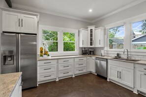 Réfrigérateur, four à micro-ondes, un four, surface de cuisson