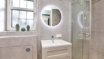 Shower, hair dryer, towels