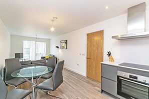 Departamento estándar | Área de sala de estar | Smart TV de 32 pulgadas con canales digitales 