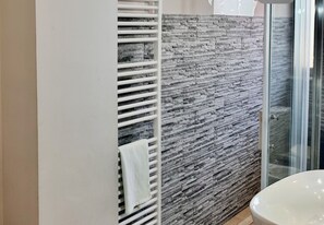 Shower, hair dryer, bidet, towels