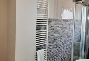 Dusche, umweltfreundliche Kosmetikartikel, Haartrockner, Bidet