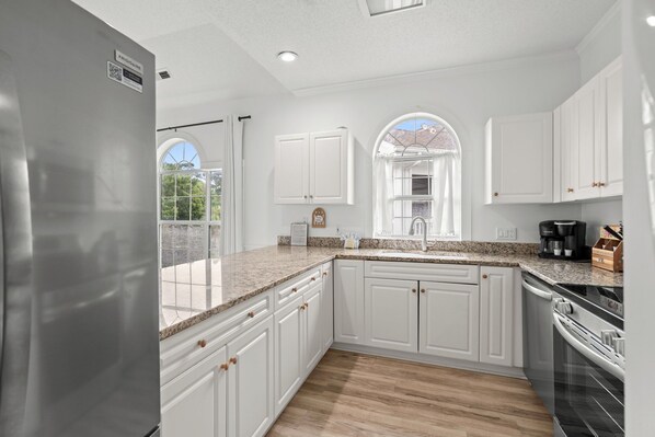 冷蔵庫、電子レンジ、オーブン、コンロ