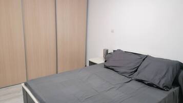 3 slaapkamers, een strijkplank/strijkijzer, internet