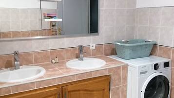 Een douche, een haardroger, toiletpapier