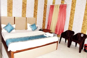Family Double Room, Air conditioning | Hypo-allergenic bedding, desk, free WiFi
