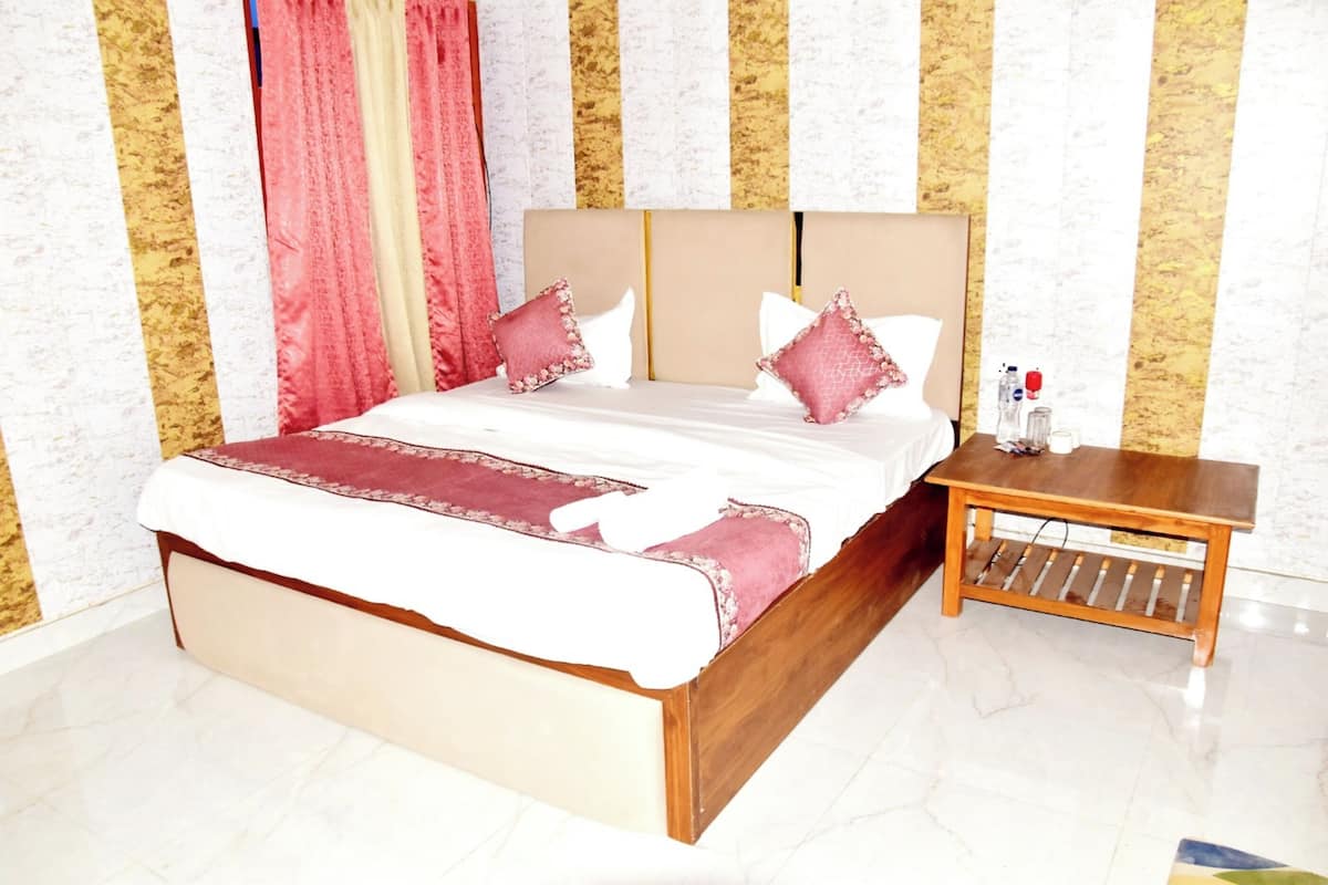 Hypo-allergenic bedding, desk, free WiFi