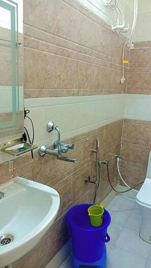 Shower, rainfall showerhead, free toiletries, towels