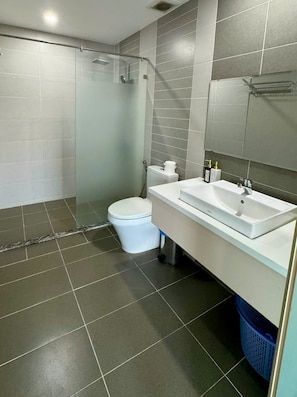 Appartement, balcon, vue cour intérieure | Salle de bain