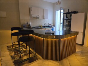 Kjøleskap, mikrobølgeovn, ovn og kokeplater