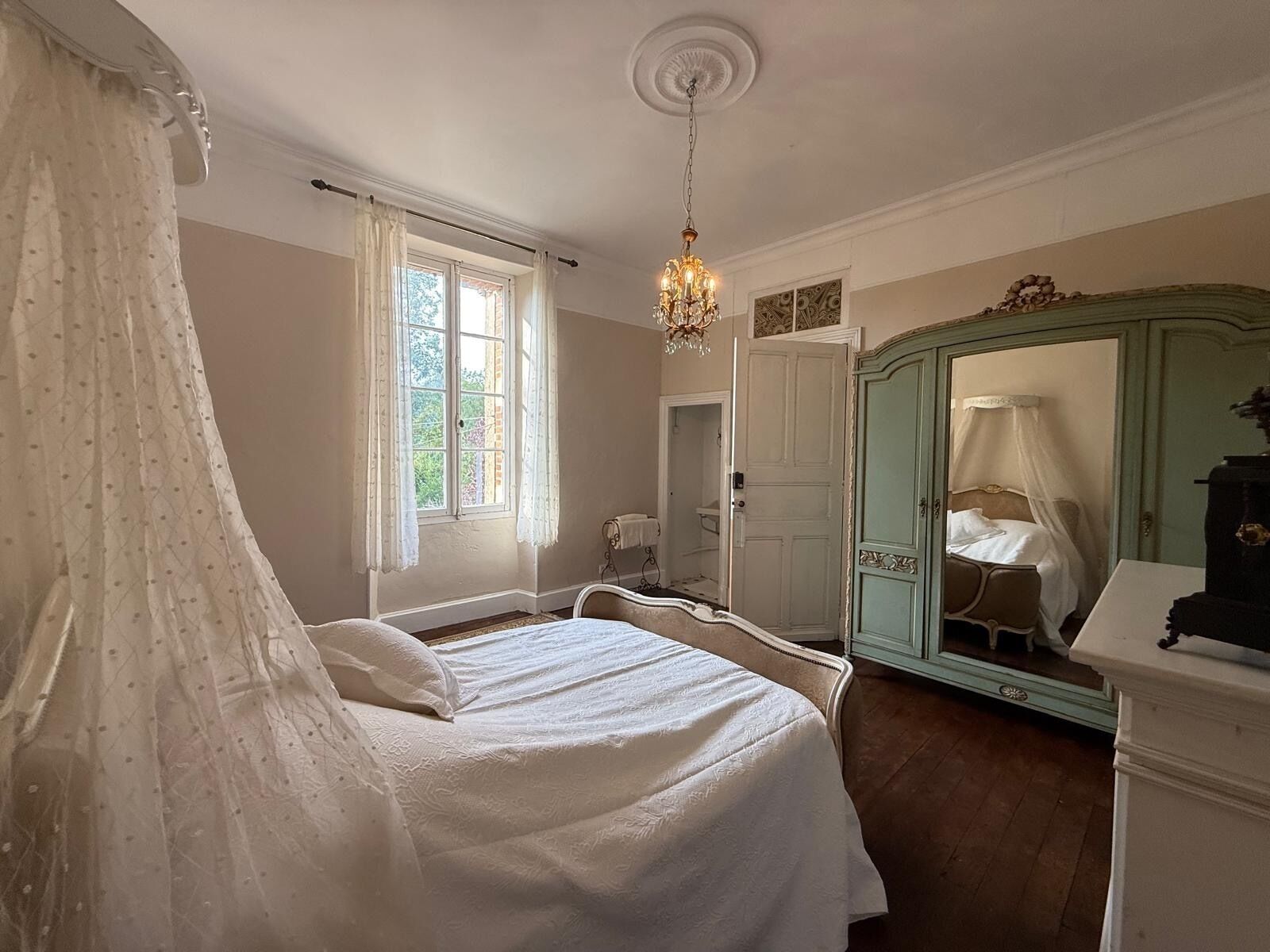 3 habitaciones, tabla de planchar con plancha y acceso a internet 