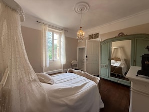 3 bedrooms, iron/ironing board, Internet, bed sheets