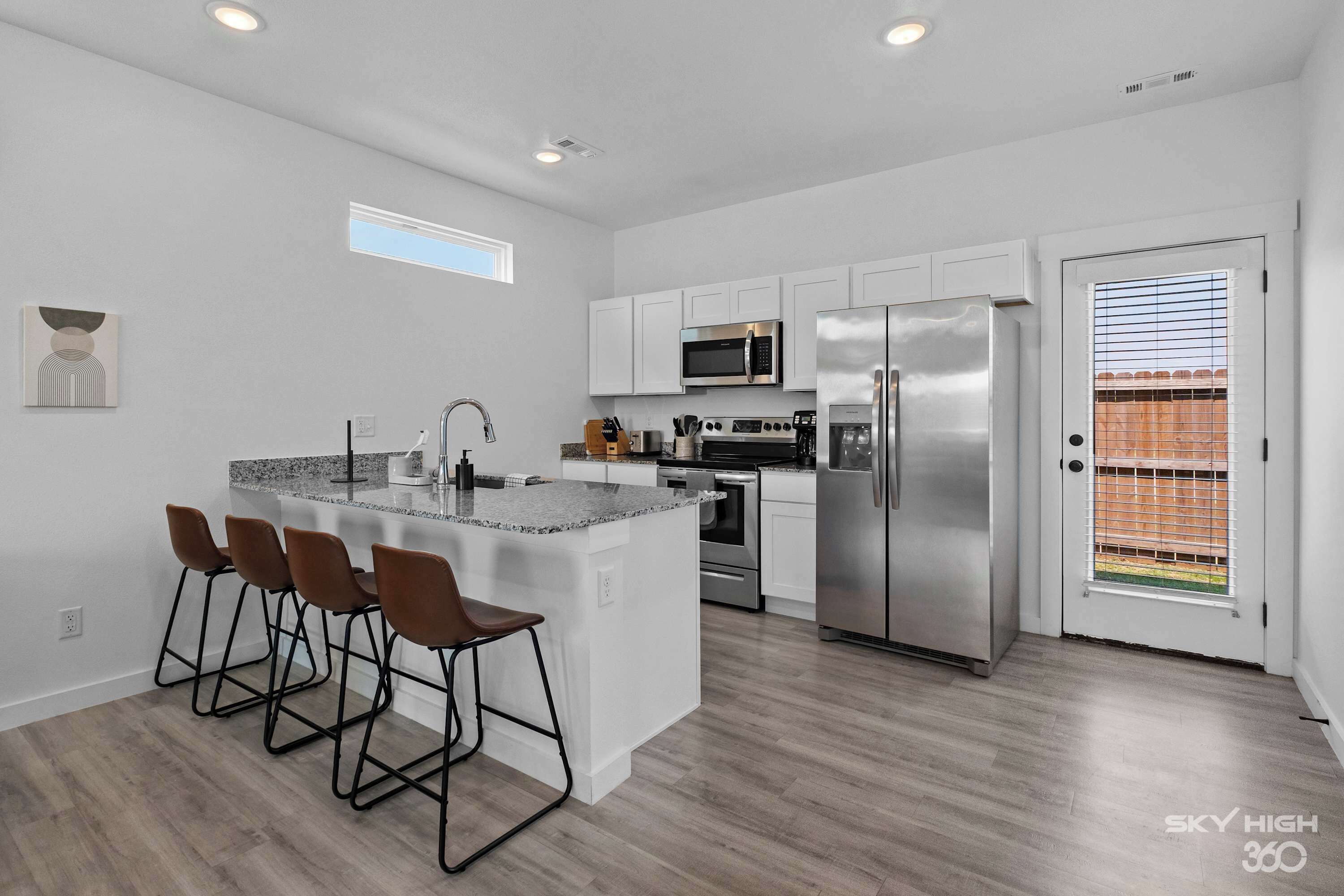 Kühlschrank, Mikrowelle, Herdplatte, Geschirrspüler