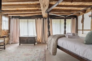 2 bedrooms, iron/ironing board, WiFi