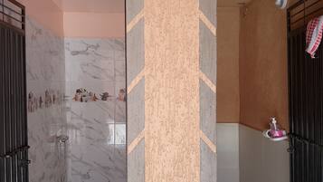 Serviettes fournies, savon, papier toilette