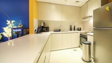 Apartament, vistes al llac | Cuina privada | Frigorífic gran, microones, forn i placa de cuina