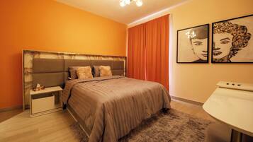 Apartament, vistes al llac | Espai de treball apte per a portàtils i planxa i posts de planxar