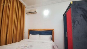 مساحة عمل للكمبيوتر المحمول وتجهيزات عازلة للصوت وواي فاي مجانًا